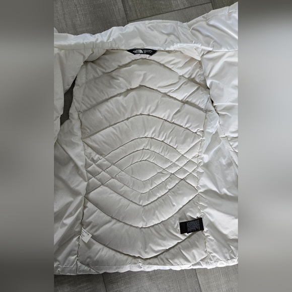 The North Face | Women's 550 down vest in White, size S - Picture 8 of 12
